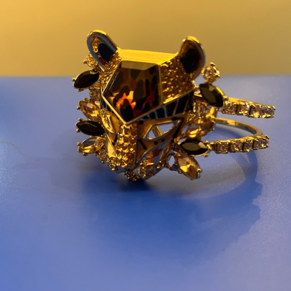 Vintage BETSEY JOHNSON Hollywood Glam Collection  Lion Head Bangle Bracelet. - Picture 3 of 7